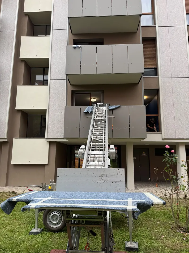 Montacarichi a scala davanti a un condominio durante un cantiere