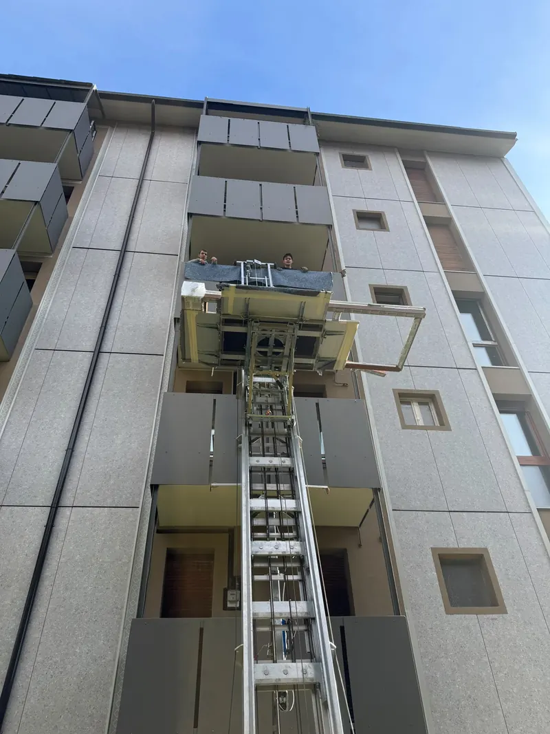 Montacarichi a scala lungo la facciata di un condominio